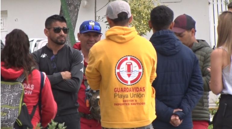 La secretaria de Gobierno dialogó con los guardavidas en la plaza central de Rawson, durante una asamblea. La secretaria de Gobierno dialogó con los guardavidas en la plaza central de Rawson, durante una asamblea. 