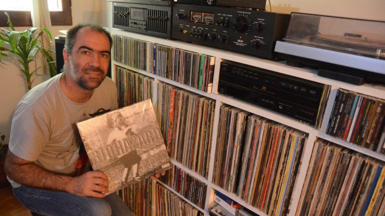 Juan y su colección privada. En su hogar tiene un preciado tesoro con una amplia variedad de géneros y artistas de todo el mundo que fueron muy populares.