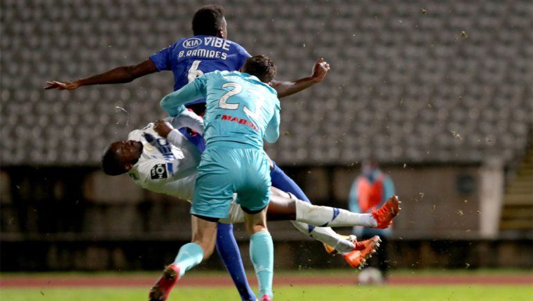 Impactante choque entre el arquero y un defensor en el fútbol portugués