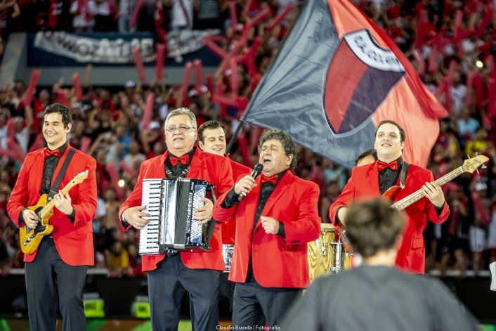 La canci&oacute;n de Los Palmeras tambi&eacute;n la canta el Albinegro.