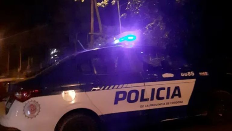 Bomberos y policías trabajaron durante varios minutos para controlar el incendio y asistir a las personas atrapadas dentro de la casa. Bomberos y policías trabajaron durante varios minutos para controlar el incendio y asistir a las personas atrapadas dentro de la casa.