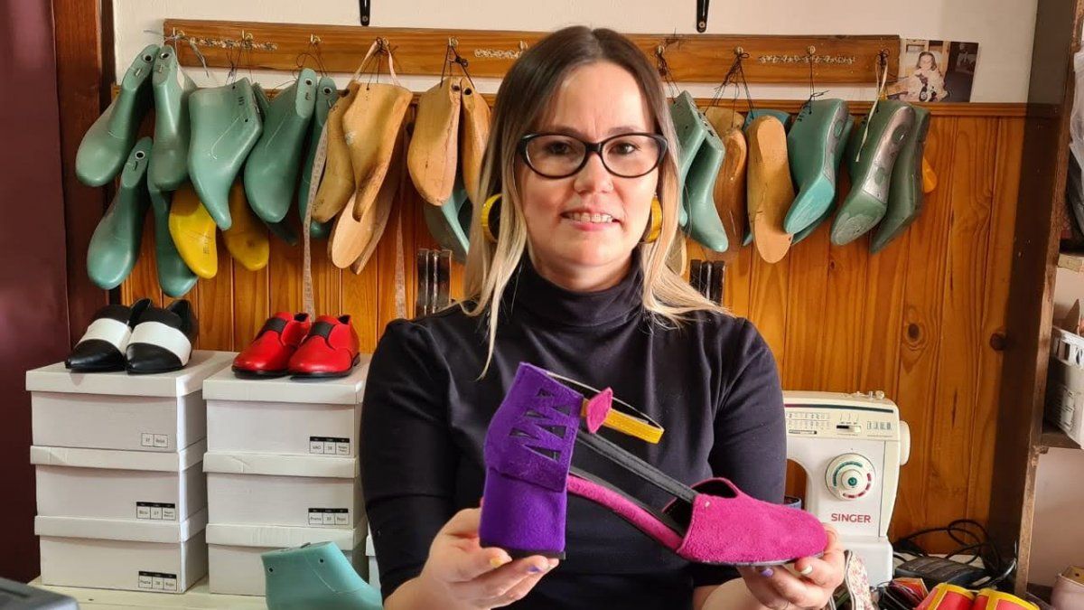 La diseñadora de Plaza Huincul que fabrica zapatos saludables thumbnail