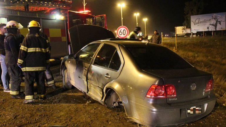 Perdió el control de su auto a alta velocidad y se quedó sin ruedas traseras