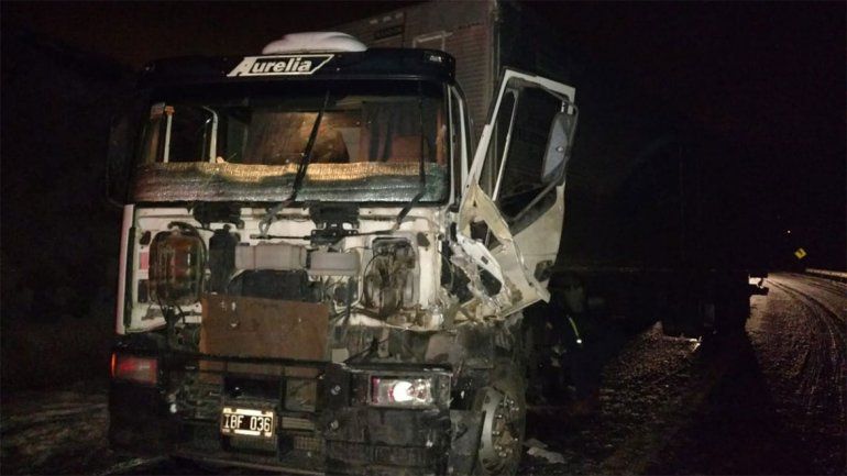 Por hielo en la calzada, dos camiones chocaron de frente en la Ruta 40, a 9 kilómetros de Junín