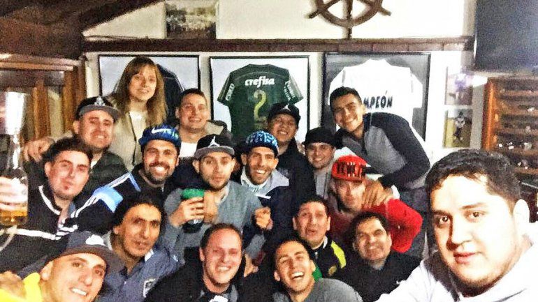 Tevez se mostró contento junto a Tobio y otros amigos en un asado.