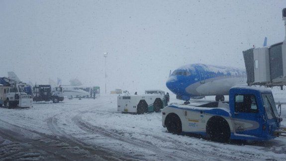 Operativo para evitar que se congelen los aviones y las pistas