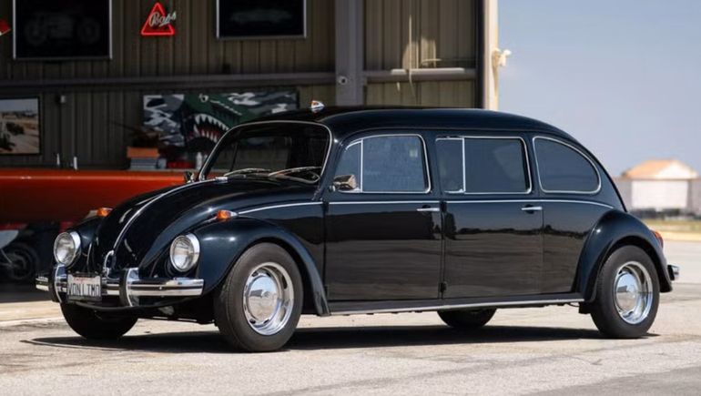 La increíble limusina del Volkswagen Escarabajo. Foto: RM Sothebys.