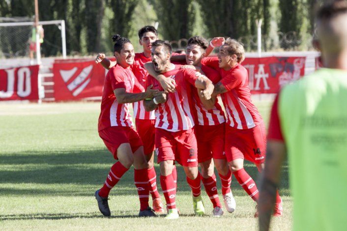 El Rojo se sobrepuso a la derrota en Cutral Co del arranque con un gol del eterno Villa.