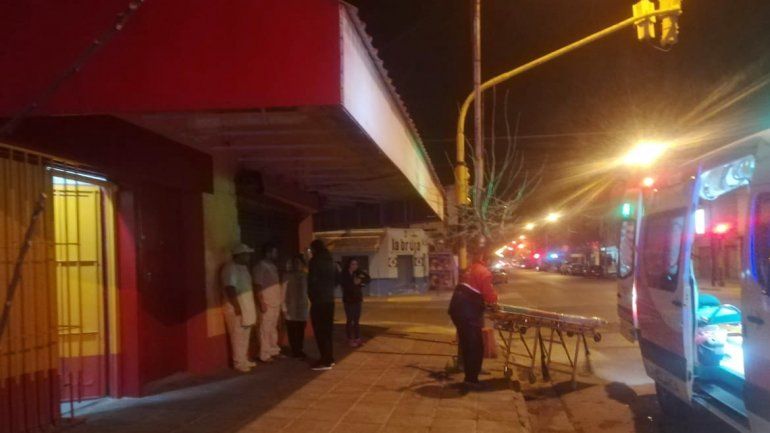 Un panadero cayó boca abajo de cuatro metros de altura de un montacarga
