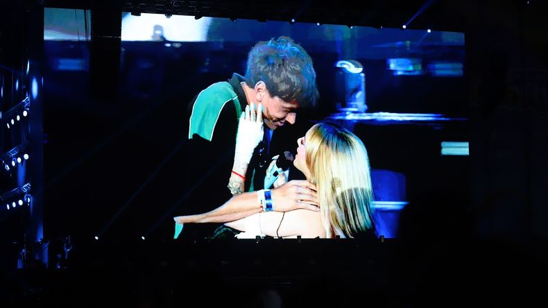 Ángela Torres y su novio Marcos Giles, se trenzaron en un beso apasionado en el escenario de la Fiesta de la Confluencia.