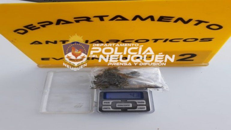La Policía identificó a dos jóvenes en actitud sospechosa adentro de un auto. Tenían marihuana en su poder.