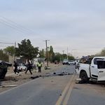 Dos personas murieron tras un fuerte choque sobre Ruta 22, en Plaza Huincul. | LM Neuquen Dos personas murieron tras un fuerte choque sobre Ruta 22, en Plaza Huincul.