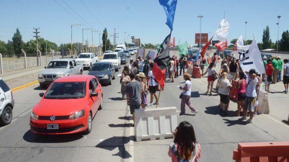 En los puentes carreteros, panfleteada y movilización bajo el sol.