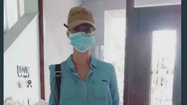 Nicole saca a pasear al perro, pero con cuidado