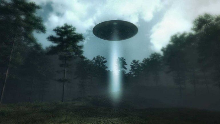 Un video en TikTok muestra cómo un hombre puede ver múltiples ovnis con un vidrio especial | Imagen referencial