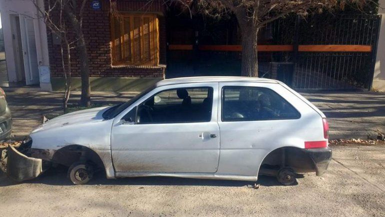 Se le congeló el auto, fue a pedir ayuda y cuando volvió le habían robado las ruedas
