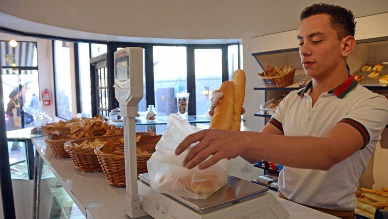 Como pueden, panaderos resisten el agobio del dólar