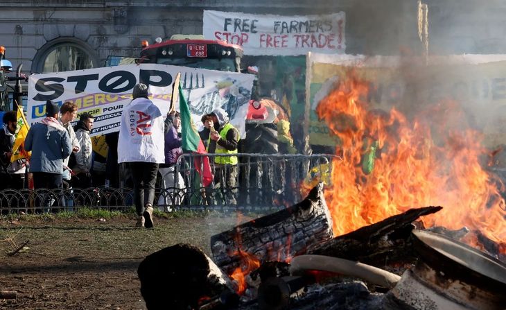 Agricultores protestan frente al Parlamento Europeo, en Bélgica. Agricultores protestan frente al Parlamento Europeo, en Bélgica.