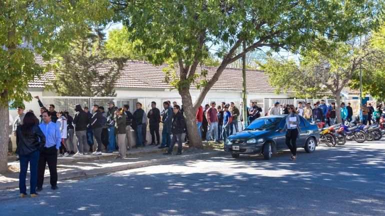 La hilera de postulantes se extendió hasta cinco cuadras. Entre los aspirantes había muchos jóvenes.