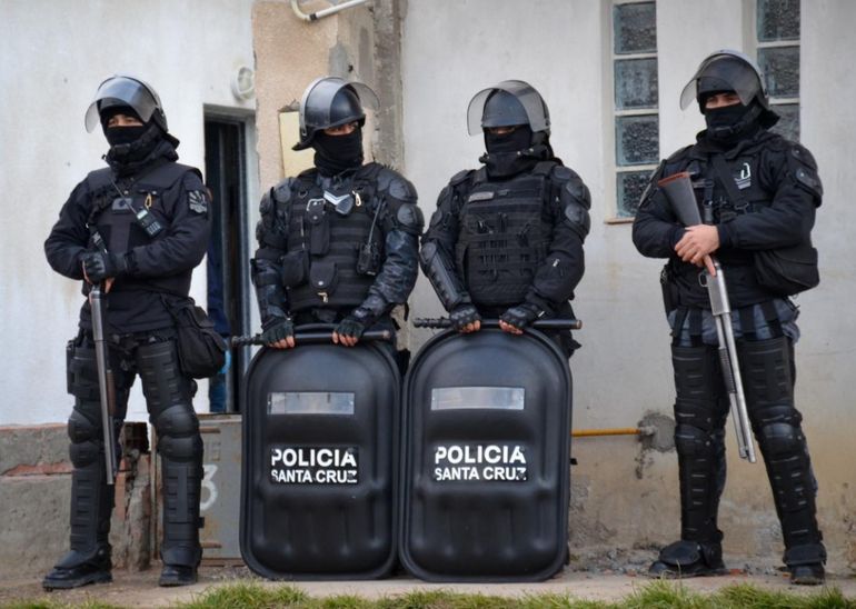 Por la gravedad de la situación, tuvo que intervenir la Infantería de la Policía de Santa Cruz (imagen de archivo). Por la gravedad de la situación, tuvo que intervenir la Infantería de la Policía de Santa Cruz (imagen de archivo). 