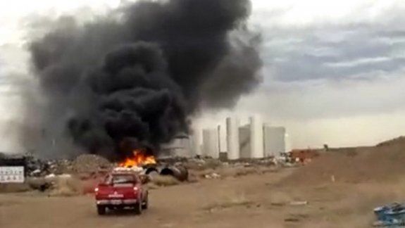 Bomberos sofocaron incendio en un depósito de residuos petroleros