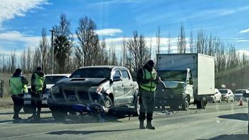 Un motociclista se salvó de milagro tras el choque en cadena. Un motociclista se salvó de milagro tras el choque en cadena.