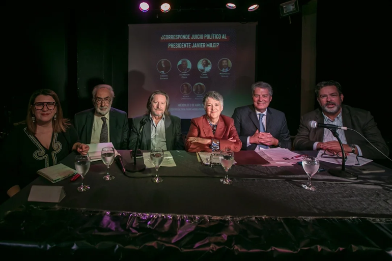 El conversatorio donde tuvo lugar la definición de varios referentes respecto al juicio político a Javier Milei. (Foto: NA) El conversatorio donde tuvo lugar la definición de varios referentes respecto al juicio político a Javier Milei. (Foto: NA)