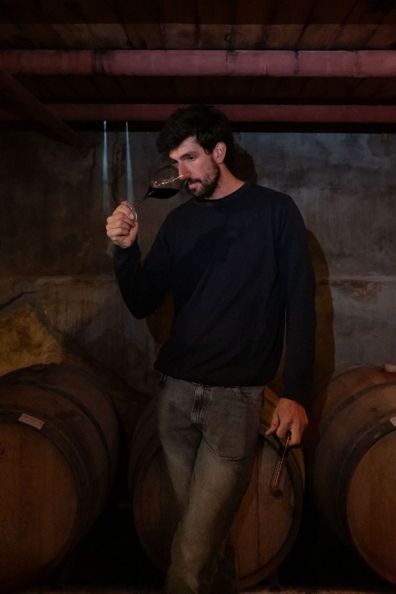 Garu chequeando la evolución del vino. Garu chequeando la evolución del vino.