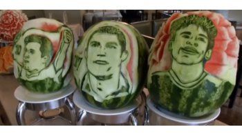 un chef esculpio en sandias las caras de messi, cristiano y neymar un chef esculpio en sandias las caras de messi, cristiano y neymar