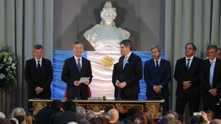 Macri regresó a la Casa Rosada y tomó juramento a sus ministros