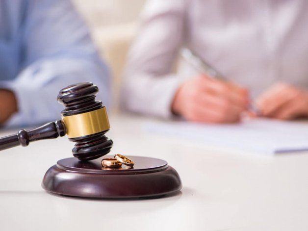 Lo acusan de querer perjudicar a su ex con un divorcio engañoso