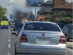 Grabaron a dos nenas viajando colgadas de las ventanillas de un auto Grabaron a dos nenas viajando colgadas de las ventanillas de un auto