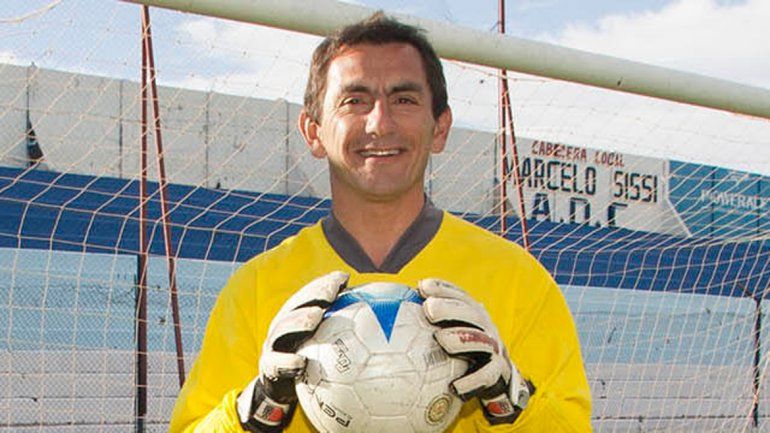 El histórico arquero volvió a ponerse los guantes. En tres partidos no recibió goles y su equipo sumó 9 de 9.