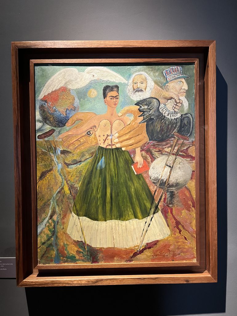 “El marxismo dará salud a los enfermos, 1954.” Es uno de los últimos cuadros que pintó Frida, donde se retrata liberada de sus muletas; unas manos la reciben desde lo alto mientras el planeta tierra queda, finalmente, atrás. 