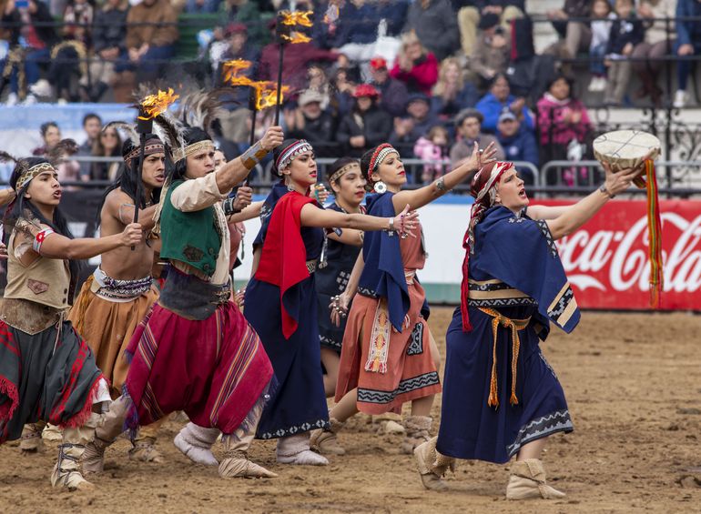 Cuadro coreográfico mapuche durante el acto inaugural de la Expo Rural de Palermo. Cuadro coreográfico mapuche durante el acto inaugural de la Expo Rural de Palermo.