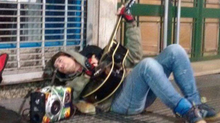 El ex Intoxicados tocando en el piso sobre la calle Corrientes