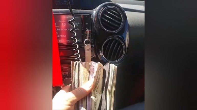 El polémico video de un taxista neuquino que llama a cobrar en dólares