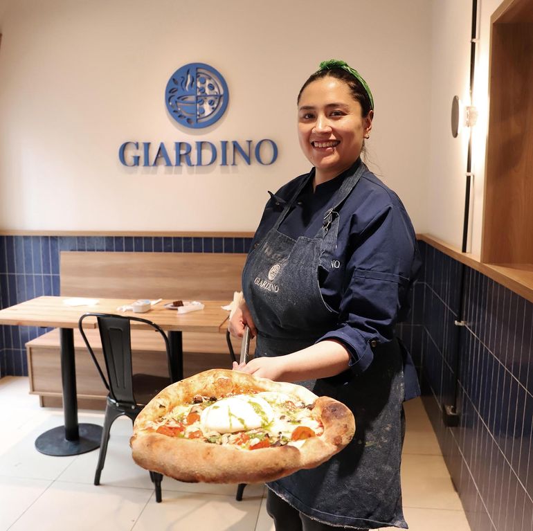 Pizza con burrata recién sacada. Pizza con burrata recién sacada.