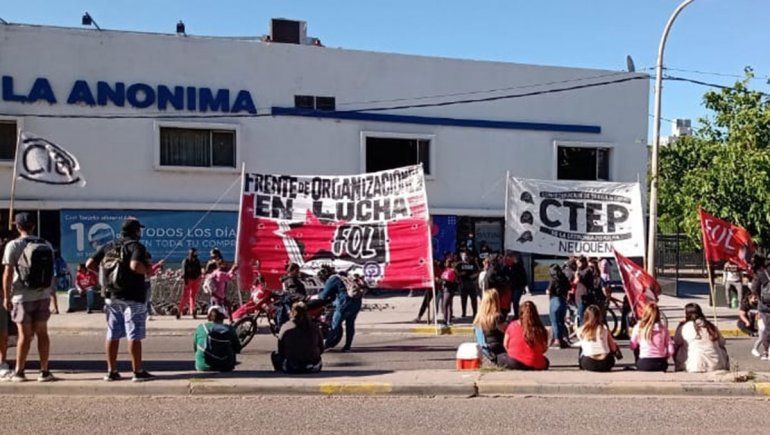Las organizaciones sociales reclaman en la Ruta 22 y frenta a supermercados.