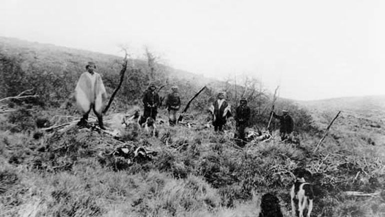 Un grupo de Pehuenches en el norte neuquino, a fines del siglo XIX. Un grupo de Pehuenches en el norte neuquino, a fines del siglo XIX.