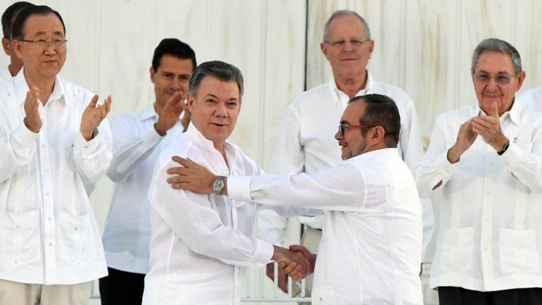 Santos y el jefe de las FARC firmaron el histórico acuerdo de paz