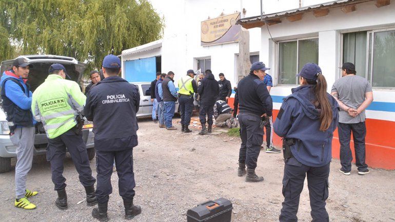 Entre gaseosas y cervezas llevaban 8 kilos de droga camuflada en la camioneta