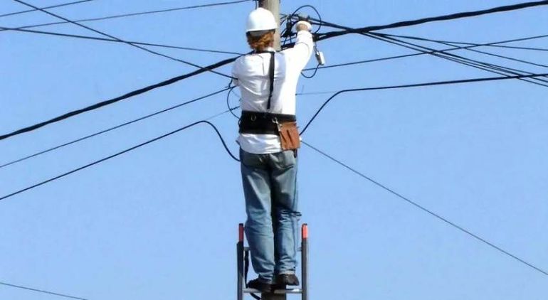 Los dos operarios municipales de Pujato murieron tras recibir una descarga eléctrica mientras manipulaban una columna de alumbrado público. Los dos operarios municipales de Pujato murieron tras recibir una descarga eléctrica mientras manipulaban una columna de alumbrado público.