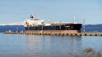 El petrolero VS Promise, de bandera británica, amarrado en el puerto de Ushuaia.