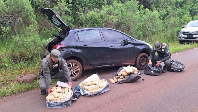 Los gendarmes encontraron más de 126 kilos de marihuana ocultos en cinco bultos dentro del vehículo abandonado sobre la Ruta Provincial 211.