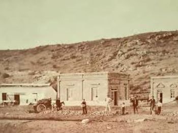 La estancia Leleque en 1889, cuando fue fundada por Argentine Southern Land Co. Ltd. Era el latifundio más grande en toda la Patagonia. La estancia Leleque en 1889, cuando fue fundada por Argentine Southern Land Co. Ltd. Era el latifundio más grande en toda la Patagonia.