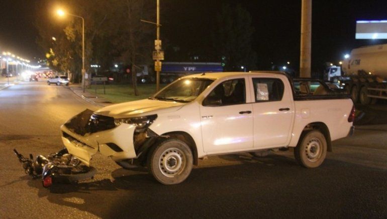 Un motociclista internado tras colisionar con una camioneta