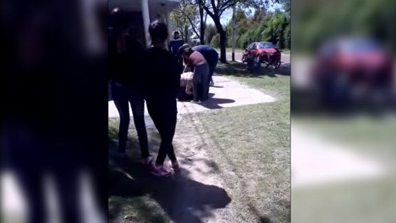Al frente del jardín de sus hijas: madres se molieron a golpes tras discutir por Facebook