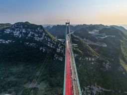 El Puente del Gran Cañón de Huajiang se extiende por más de 2.890 metros de longitud, con un vano máximo de 1.420 metros. El Puente del Gran Cañón de Huajiang se extiende por más de 2.890 metros de longitud, con un vano máximo de 1.420 metros.