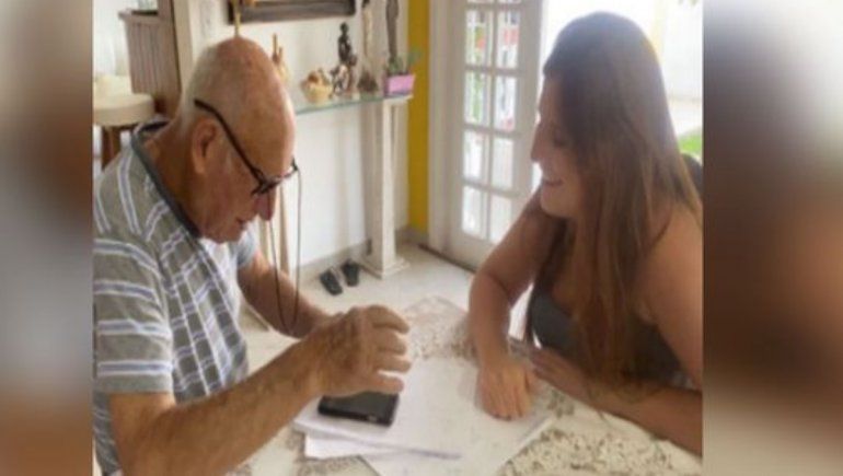 La nieta de este abuelito se dedicó a enseñarle cómo enviar notas de voz en WhatsApp. | Foto: Raphaela Martínez / Facebook